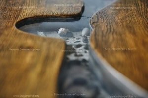 Столешница из дерева в стиле лофт с ручьем