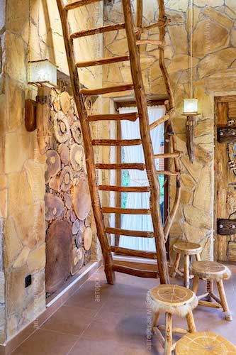 Лестница и необычный светильник из дерева